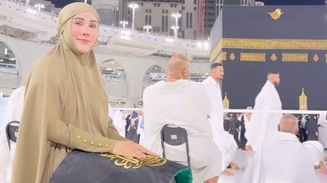 Isa Zega during Umrah (instagram/zega_real)