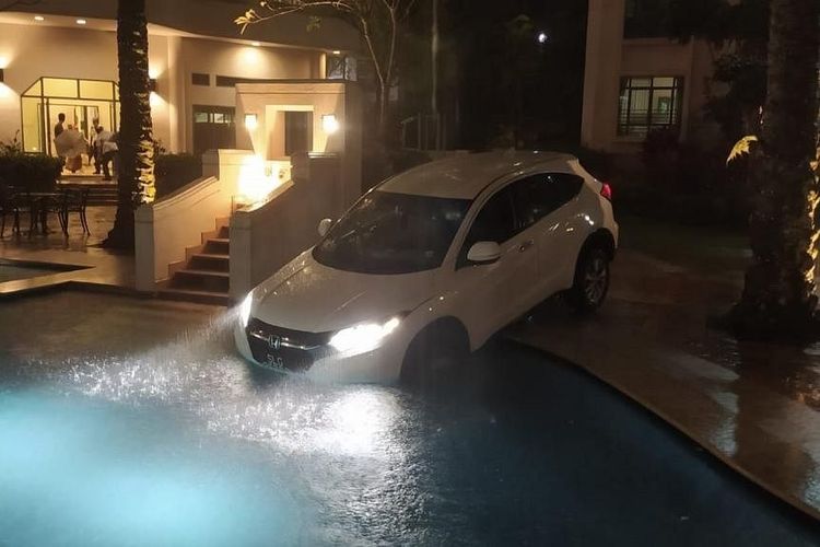 Seorang pengemudi Honda Vezel putih melaju ke kolam renang kondominium The Hillside di Singapura pada Selasa (28/2/2023) malam.