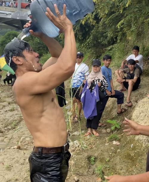 Potret Chicco Jerikho Mandi Galon, Pamer Otot