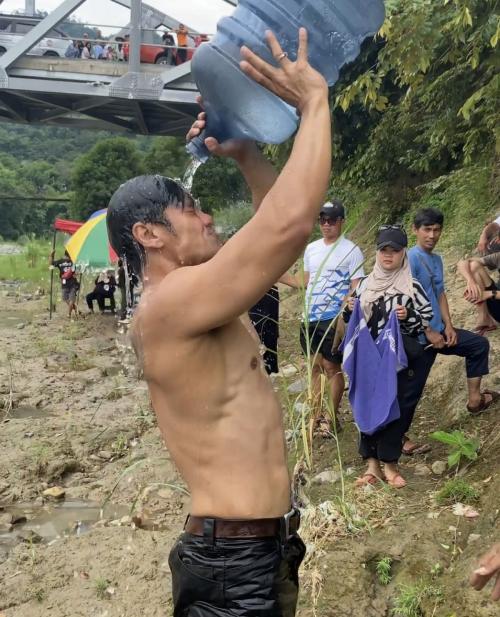 Potret Chicco Jerikho Mandi Galon, Pamer Otot