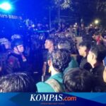 Demo Tolak PPN 12 Persen di Patung Kuda Berakhir Ricuh, Kepala Seorang Polisi Terluka