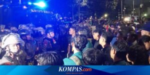 Demo Tolak PPN 12 Persen di Patung Kuda Berakhir Ricuh, Kepala Seorang Polisi Terluka