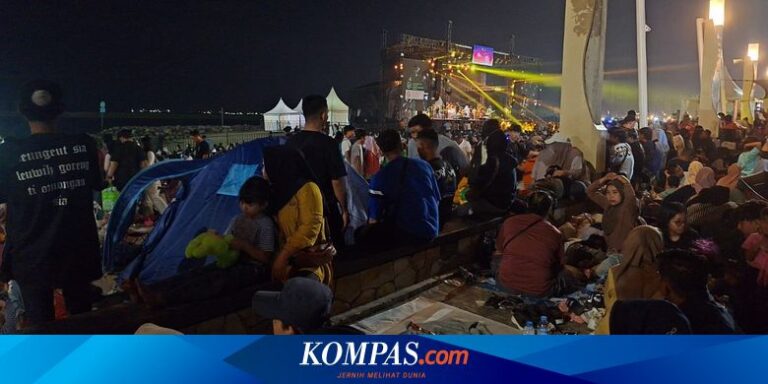 Pengunjung Padati Pantai Lagoon Ancol, Gelar Tikar dan Tenda Sambut Tahun Baru 2025