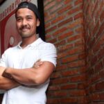 Potret Hot Chicco Jerikho Mandi Galon, Pamer Otot : Okezone Lifestyle