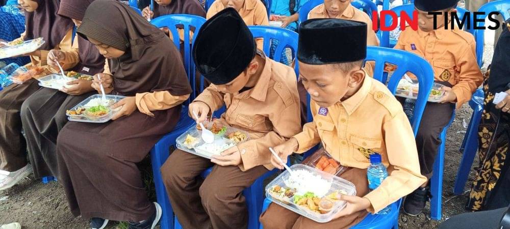 Prabowo Sebut Uang Rp8 Miliar Beredar di Desa Lewat Makan Gratis