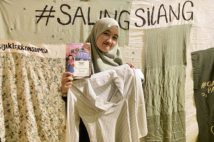 Pengunjung, Shofia(26 tahun) dalam acara Bersaling-Silang di LCC Kemang, Jakarta Selatan, pada Minggu (19/01/2025).