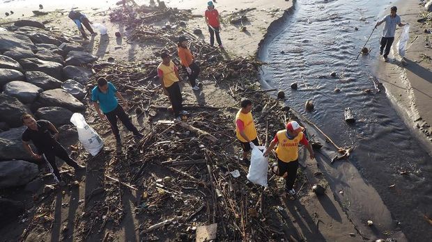 BALI, INDONESIA - 13 APRIL: Puluhan warga dari anak-anak hingga orang dewasa bergotong royong untuk membersihkan pantai dari sampah plastik dan kayu di Sanur, Bali pada 13 April 2018. Kegiatan bersih-bersih ini merupakan salah satu kepedulian seluruh lapisan masyarkat, terhadap pantai Sanur yang saat ini kotor dipenuhi dengan sampah plastik dan kayu. ( Mahendra Moonstar - Anadolu Agency )