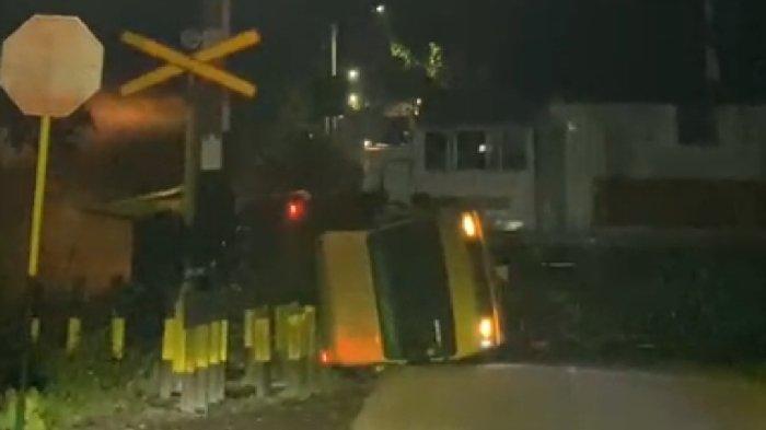 Mesin Tiba-tiba Mati, Truk Muat Kayu Cengkeh Tertabrak Kereta di Banyuwangi, Lokomotif Rusak