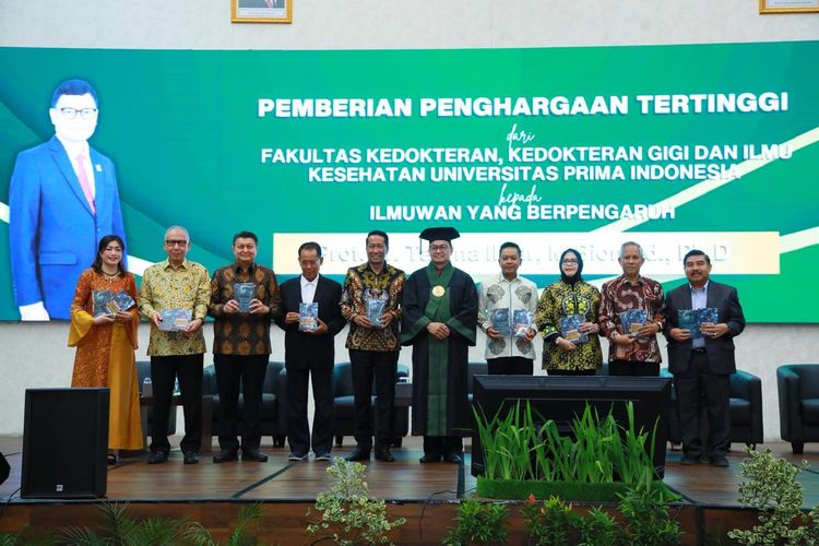 Prof dr Taruna Ikrar, PhD, menerima penghargaan sebagai ilmuwan berpengaruh dari Rektor Universitas Prima Indonesia.