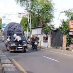 Viral Petugas Dishub Viral Nempel di Depan Mobil Pikap yang Tak Mau Ditindak : Okezone Lifestyle