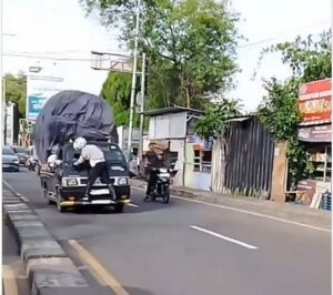 Viral Petugas Dishub Viral Nempel di Depan Mobil Pikap yang Tak Mau Ditindak