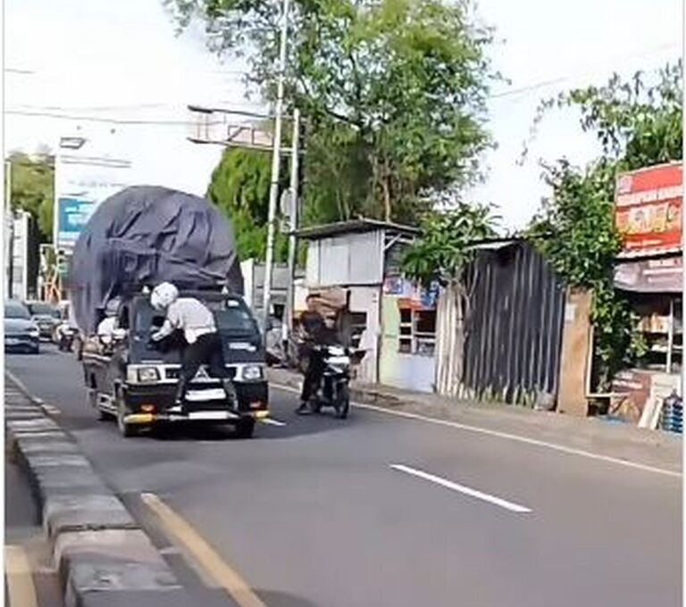 Viral Petugas Dishub Viral Nempel di Depan Mobil Pikap yang Tak Mau Ditindak : Okezone Lifestyle