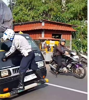 Viral Petugas Dishub Viral Nempel di Depan Mobil Pikap yang Tak Mau Ditindak