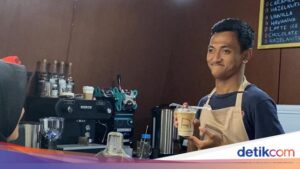 Kenalkan! Alif, Barista Difabel di Kafe di Jantung Kota Jakarta